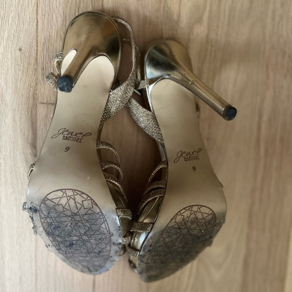 Gold Bagdley Mishchak jeweled shoes - Picture 3 of 3